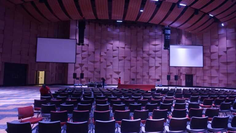 Raked and floor seating in the main hall
