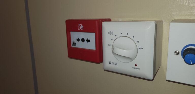 TOA volume control with override next to a fire call point