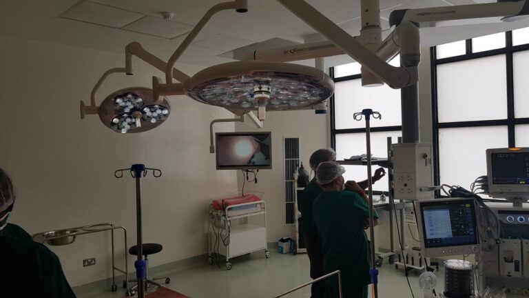 Operating theatre with live camera image on the theatre display