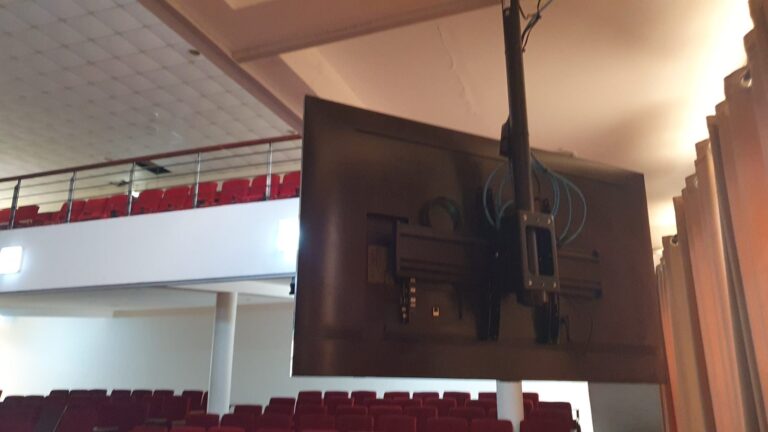 Repeater display on a ceiling pole with neat cabling